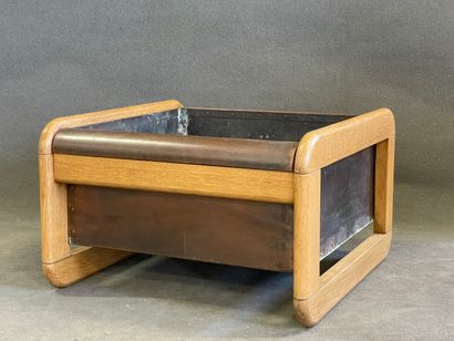 Jardinière carré, en bois blond et cuivre.

Années...