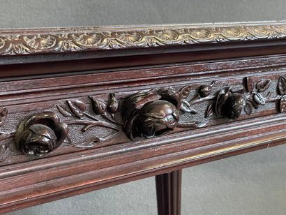 Table desserte en acajou à décor sculpté...