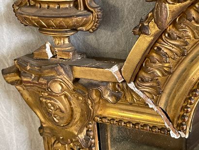 Grand miroir cadre en bois et stuc doré.

Napoléon...