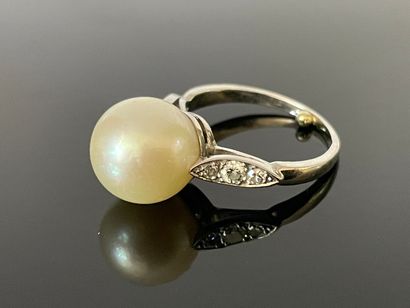 Bague en or 750°/00 sertie d'une importante...