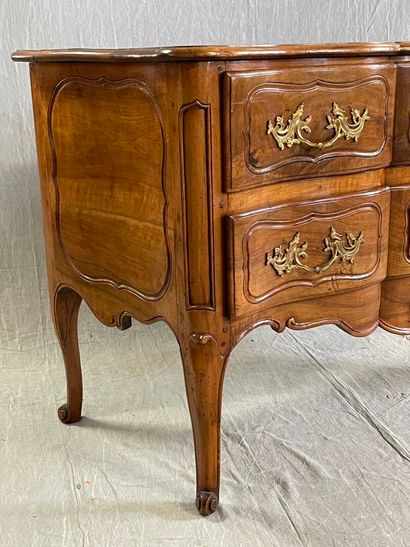 Commode sauteuse en noyer mouluré, façade...