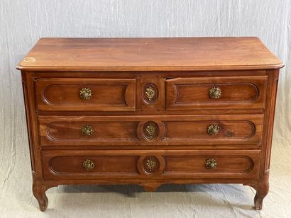 Commode en merisier sculpté.

Epoque Louis...
