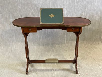 Table écritoire en acajou de forme rognon.

XIX°...