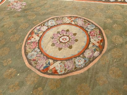 
Grand tapis tissé à décor de fleurs




Epoque...