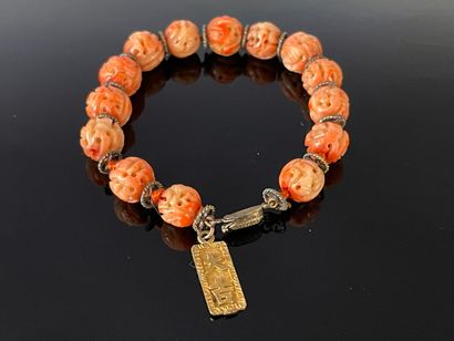 Bracelet en perles de corail sculpté et ajouré,...