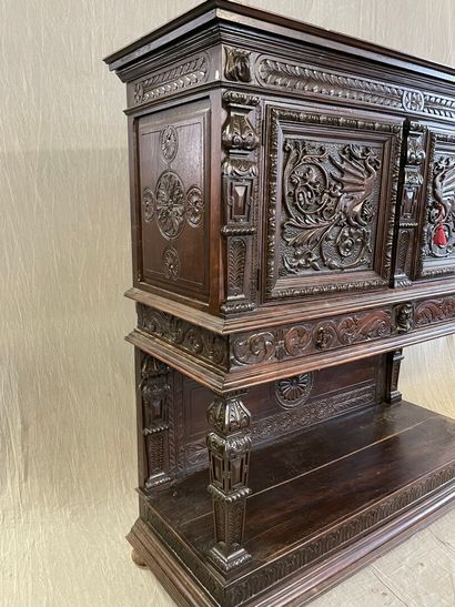 Cabinet en bois sculpté et mouluré ouvrant...