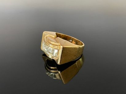 Bague tank en or 750°/00, sertie de trois...