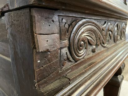 Cabinet en bois sculpté et mouluré ouvrant...