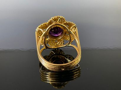 Bague en or, plateau figurant une fleurs...