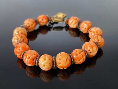 Bracelet en perles de corail sculpté et ajouré,...