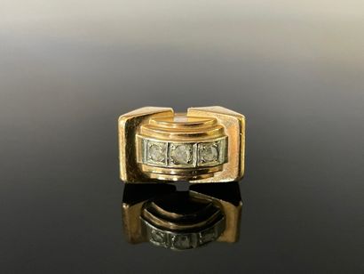 Bague tank en or 750°/00, sertie de trois...