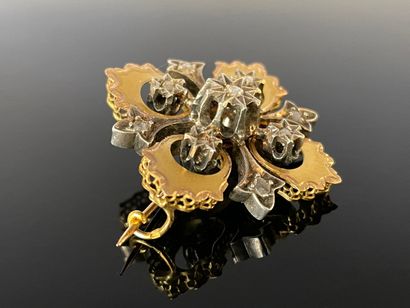 Petite broche en or , sertie de petits diamants...