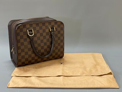 LOUIS VUITTON. Sac à main modèle Triana.

Sac...