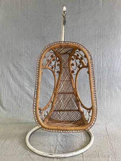 Fauteuil en osier suspendu , fut en métal...