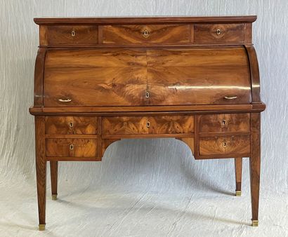 Bureau cylindre en placage de noyer, ouvrant...