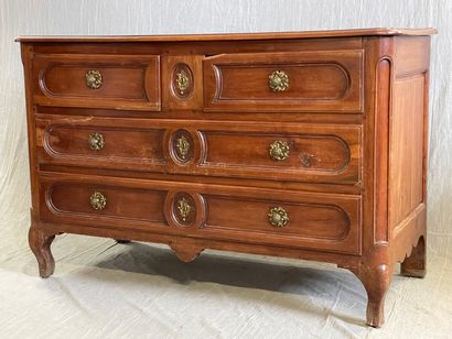 Commode en merisier sculpté.

Epoque Louis...