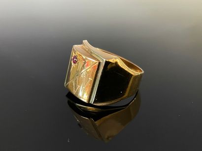 Chevalière en or 750°/00, monogrammée V.V...