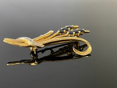 Broche en or sertie de saphirs.

L: 5 cm

3.98...