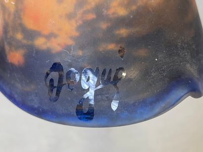 DEGUÉ: Grand lustre en fer forgé à cinq tulipes...