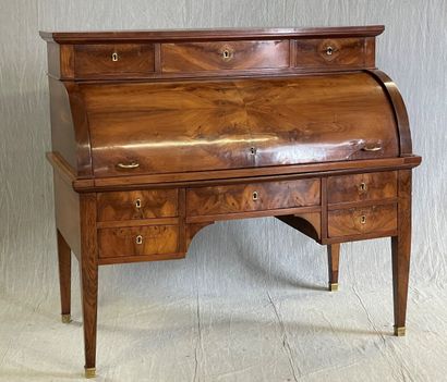 Bureau cylindre en placage de noyer, ouvrant...
