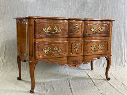 Commode sauteuse en noyer mouluré, façade...