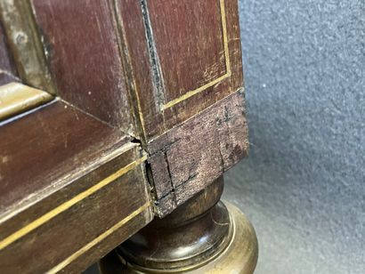 Paire de commodes étroites en placage de...