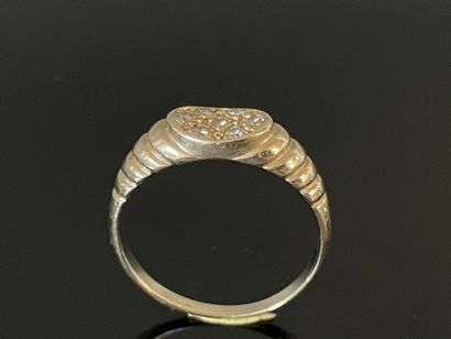 Bague en or gris 750°/00, sertie de petits...