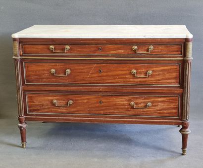 Commode en acajou ouvrant à trois tiroirs,...