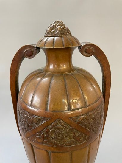 Paire de vases couverts fuseaux sur piedouche,...