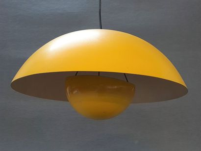 Suspension en métal laqué jaune intérieur...
