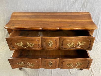 Commode sauteuse en noyer mouluré, façade...