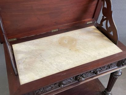 Table desserte en acajou à décor sculpté...