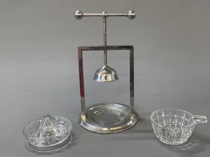 Presse agrumes en métal chromé moderniste

H....