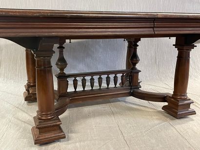 Grande table de salle-à-manger à allonges.

XIXème...