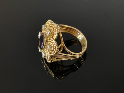 Bague en or, plateau figurant une fleurs...