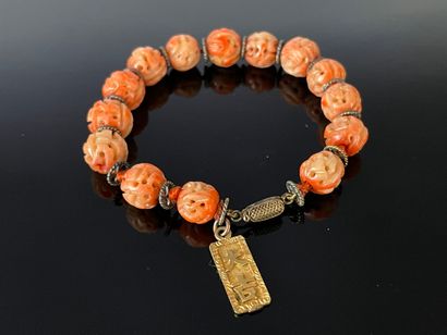 Bracelet en perles de corail sculpté et ajouré,...