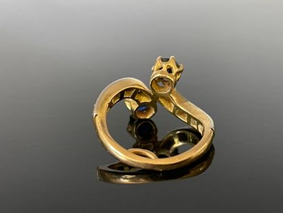 Bague en or 750°/00 sertie de deux saphirs,...