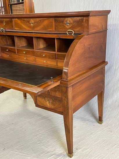 Bureau cylindre en placage de noyer, ouvrant...