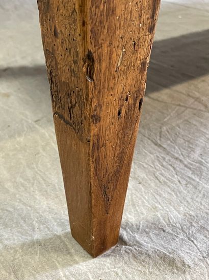 Commode en noyer , les trois tiroirs soulignés...