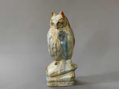 Hibou en grès stylisé. 

Non signé.

H. 32...