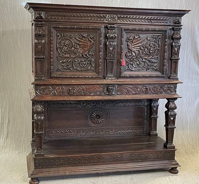 Cabinet en bois sculpté et mouluré ouvrant...