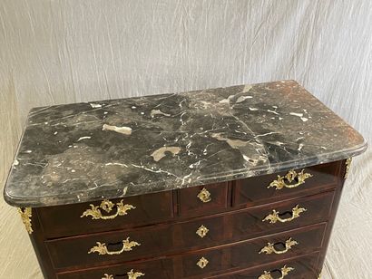 Commode ouvrant à quatre tiroirs, en frisage...