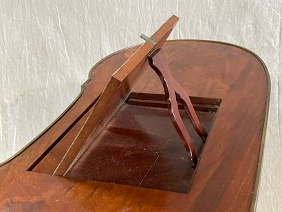 Table écritoire en acajou de forme rognon.

XIX°...