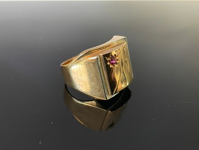 Chevalière en or 750°/00, monogrammée V.V...