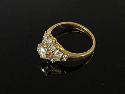 Bague en or jaune 750°/00, sertie d'un diamant...