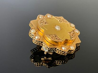 Broche en or 750°/00, sertie de petites perles.

D:...