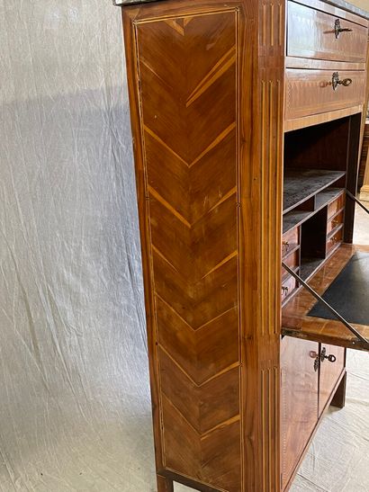 Secrétaire droit en frisage et filet de marqueterie,...