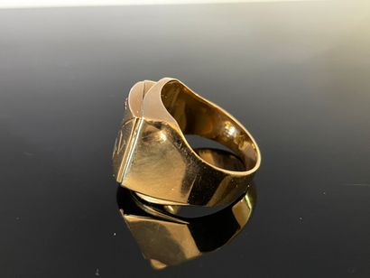 Chevalière en or 750°/00, monogrammée V.V...