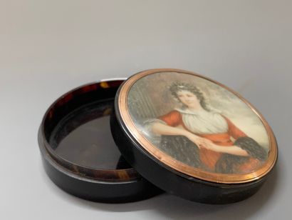 Boite en écaille, ornée d'une miniature signé...