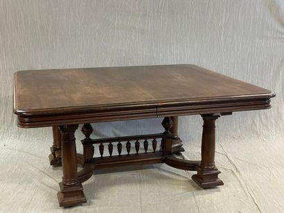 Grande table de salle-à-manger à allonges.

XIXème...